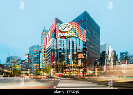 Tokyo, Giappone - 21 Gennaio 2016: Serata Rush Hour Fujiyama vicino edificio nel quartiere di Ginza in Chūō area di Tokyo. Foto Stock