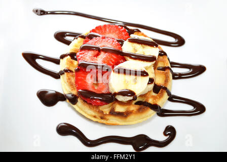 Waffle Gourmet dessert con frutta e cioccolata Sryup Foto Stock