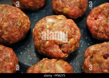 Materie le polpette di carne in una teglia da forno pronto per il forno Foto Stock