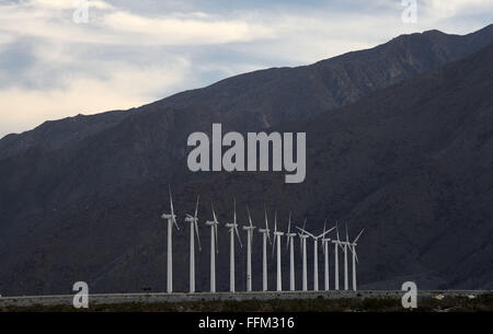 Rancho Mirage, Stati Uniti d'America. Xiv Feb, 2016. Le turbine eoliche sono visti a San Gorgonio Wind Farm vicino a Rancho Mirage, California, Stati Uniti, 14 febbraio, 2016. La fattoria eolica contiene più di 4000 mulini a vento separato e fornisce sufficiente energia elettrica per alimentare Palm Springs e l intero Coachella Valley. © Yin Bogu/Xinhua/Alamy Live News Foto Stock