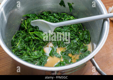 Fatto ravioli di pasta a mano a mano gli spinaci in cucina La Ricotta Cotta pasta Ravioli di timbro timbro tagliare il formaggio di crema di formaggio uova di oliv Foto Stock