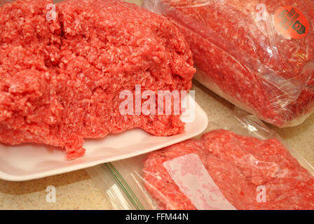 Memorizzazione di massa Hamburger in i sacchetti da congelatore Foto Stock