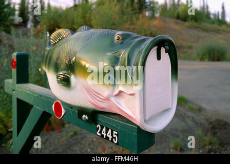 Whimsical insolita artistiche Arte Folk Mailbox di pesce Foto Stock