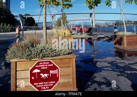 Molo di Westminster Park lungo il fiume Fraser, New Westminster, British Columbia, Canada, bambini Parco Acquatico, non sono ammessi cani segno Foto Stock