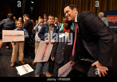 Firenze, Carolina del Sud, noi. 15 Feb, 2016. Il senatore MARCO RUBIO in posa per una foto con TYLER MERRITTS, 8, un giovane sostenitore, durante una campagna municipio evento in Firenze, S.C. Lunedì. Lo stato voti nella sua primaria GOP sabato. Credito: Miguel Juarez Lugo/ZUMA filo/Alamy Live News Foto Stock