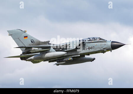 German Air Force (Luftwaffe) Panavia Tornado IDS 43+50 fighter aircraft uscire Payerne Air Base in Svizzera. Foto Stock