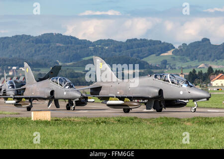 Finnish Air Force operati da British Aerospace Hawk Mk.51 jet aerei da addestramento dei falchi di mezzanotte la formazione del team di visualizzazione Foto Stock