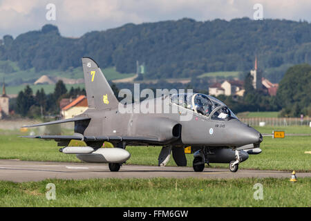 Finnish Air Force operati da British Aerospace Hawk Mk.51 jet aerei da addestramento dei falchi di mezzanotte la formazione del team di visualizzazione Foto Stock