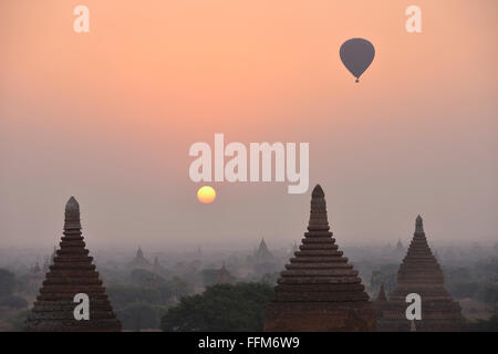 Il palloncino vola sopra i templi di Bagan, Myanmar presso sunrise Foto Stock