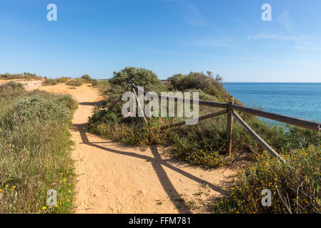 Rocce e passerella pedonale sulla spiaggia di roccia e Dona Ana beach a Portimao Algarve Portogallo Foto Stock