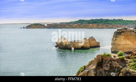 Rocce e passerella pedonale sulla spiaggia di roccia e Dona Ana beach a Portimao Algarve Portogallo Foto Stock