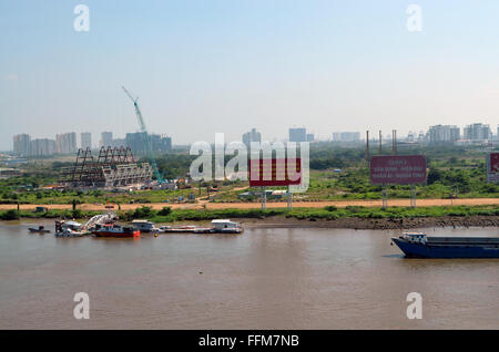 Il Viet Nam libera dal cinese 900annuncio, 1855-1955 francese e il Fiume Saigon come passa dal Renaissance Hotel di Saigon, Foto Stock