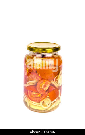 Conserve halfed rosso pomodoro e cipolla affettata isolato su bianco in un vaso Foto Stock
