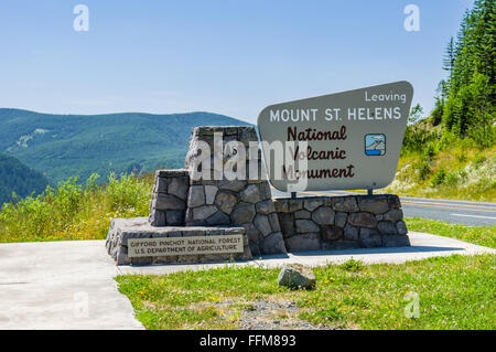 Monumento di pietra e firmare all'uscita del Monte St Helens National Volcanic Monument Foto Stock