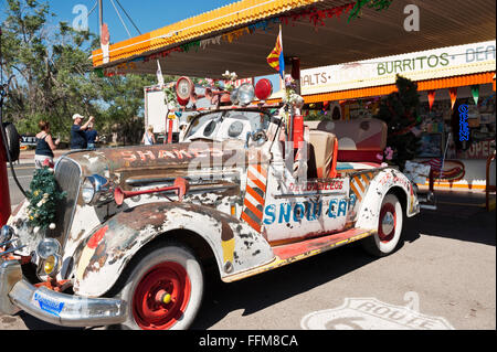 Un 1936 Chevrolet in esposizione permanente di fronte Delgadillo del ristorante in Seligman, Arizona, Route 66 Foto Stock