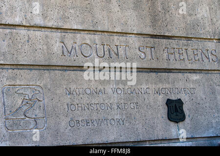 Monte St Helens segno sulla parete del Johnston Ridge Observatory. Monte St Helens National Volcanic Monument Foto Stock