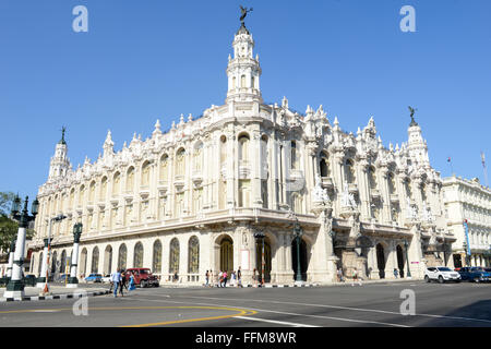 La Habana, Cuba - 7 gennaio 2016: la gente a piedi nella parte anteriore del palazzo galiziano o grande teatro su Prado Street nel centro di HAV Foto Stock