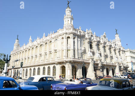 La Habana, Cuba - 7 gennaio 2016: la gente colorata guida vintage auto americane sulla strada di fronte al palazzo galiziano su Foto Stock