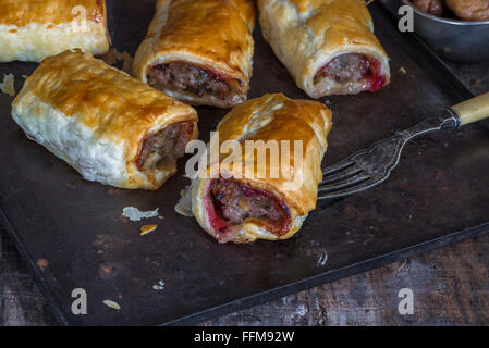 In casa la salsiccia di maiale rotoli con castagne, salsa di mirtilli e salvia Foto Stock