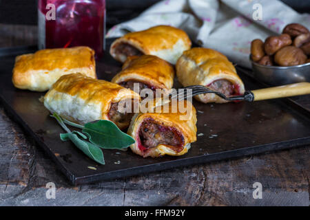 In casa la salsiccia di maiale rotoli con castagne, salsa di mirtilli e salvia Foto Stock