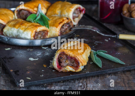 In casa la salsiccia di maiale rotoli con castagne, salsa di mirtilli e salvia Foto Stock