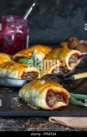 In casa la salsiccia di maiale rotoli con castagne, salsa di mirtilli e salvia Foto Stock