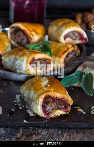 In casa la salsiccia di maiale rotoli con castagne, salsa di mirtilli e salvia Foto Stock