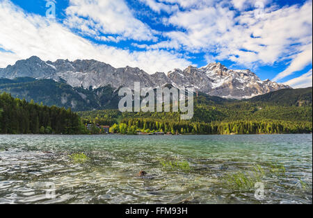 Lago Eibsee e Zugspitze top della Germania Foto Stock