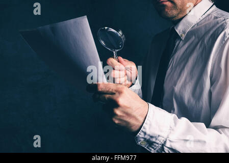 Ispettore fiscale facendo del controllo finanziario, imprenditore di lettura relazione aziendale o il contratto note a piè di pagina disclaimer Foto Stock