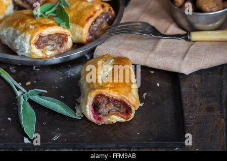 In casa la salsiccia di maiale rotoli con castagne, salsa di mirtilli e salvia Foto Stock