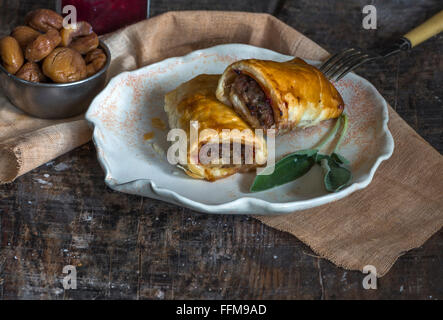 In casa la salsiccia di maiale rotoli con castagne, salsa di mirtilli e salvia Foto Stock