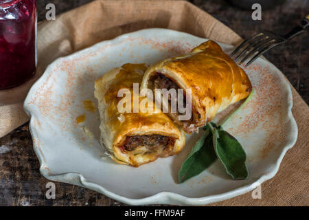 In casa la salsiccia di maiale rotoli con castagne, salsa di mirtilli e salvia Foto Stock