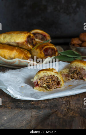 In casa la salsiccia di maiale rotoli con castagne, salsa di mirtilli e salvia Foto Stock