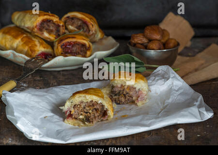 In casa la salsiccia di maiale rotoli con castagne, salsa di mirtilli e salvia Foto Stock