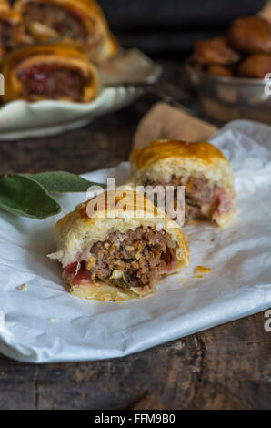 In casa la salsiccia di maiale rotoli con castagne, salsa di mirtilli e salvia Foto Stock