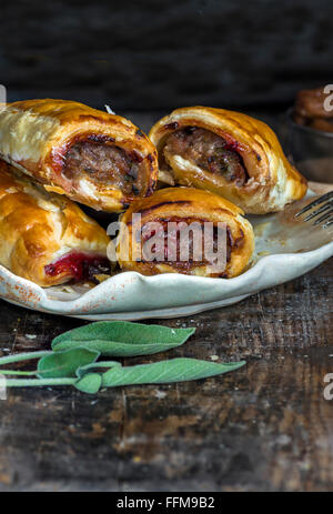 In casa la salsiccia di maiale rotoli con castagne, salsa di mirtilli e salvia Foto Stock