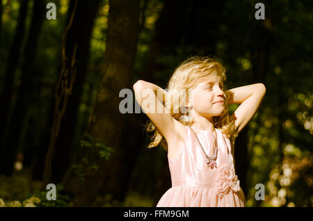 Felice adorabile ragazza bionda nel bosco Foto Stock