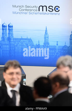 Monaco di Baviera, Germania. Xiii Febbraio, 2016. I partecipanti della chat in 52 in occasione della conferenza di Monaco sulla sicurezza a Monaco di Baviera, Germania, il 13 febbraio 2016. Foto: ANDREAS GEBERT/dpa/Alamy Live News Foto Stock