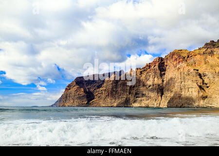 Los Gigantes montagne roccia su Tenerife. Di ispirazione splendido paesaggio di rocce e oceano Atlantico, guardando il summer view Foto Stock