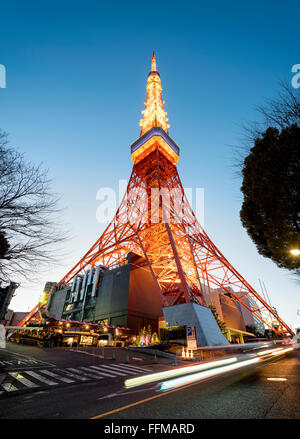 La Torre di Tokyo con il sentiero del traffico Foto Stock