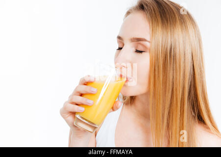 Bella donna di bere succo di frutta fresco isolato su sfondo bianco Foto Stock