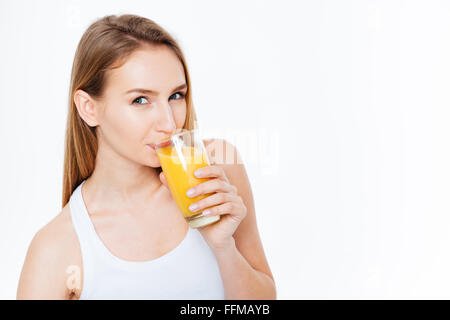 Donna affascinante di bere succo di frutta fresco isolato su sfondo bianco Foto Stock