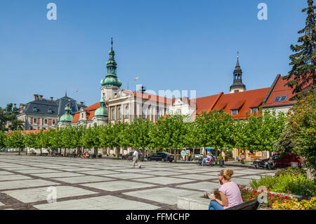 La Polonia, Slesia voivodato, Pszczyna (Pless), la vista del Rynek, la Piazza del Mercato con il Municipio e la Chiesa protestante Foto Stock