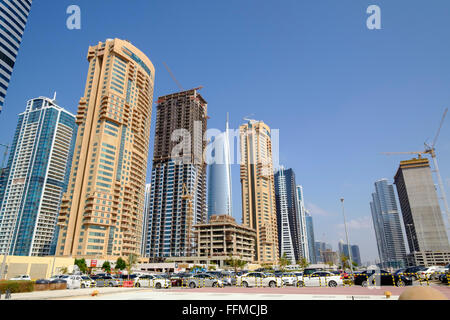 Il giorno dello skyline di un moderno alto edificio uffici e condomini a JLT, Jumeirah Lakes Towers Dubai Emirati Arabi Uniti Foto Stock