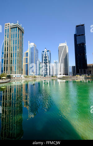 Il giorno dello skyline di un moderno alto edificio uffici e condomini a JLT, Jumeirah Lakes Towers Dubai Emirati Arabi Uniti Foto Stock