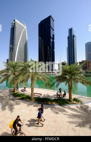 Il giorno dello skyline di un moderno alto edificio uffici e condomini a JLT, Jumeirah Lakes Towers Dubai Emirati Arabi Uniti