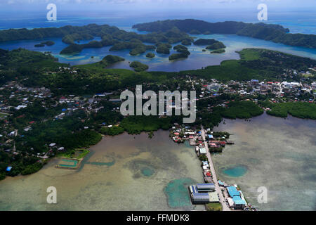 Veduta aerea di Koror, città di Palau, Micronesia, Oceania. Isola dell'Oceano Pacifico vista dal cielo in aereo. Aereo che vola sul mare, la natura, atollo Foto Stock