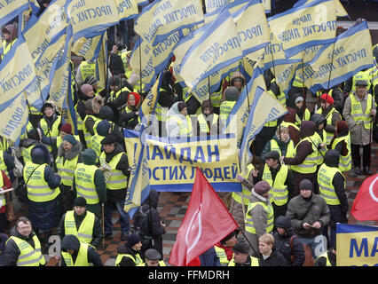 Kiev, Ucraina. Xvi Feb, 2016. Gli attivisti ucraini e i loro sostenitori da varie parti, durante un rally con chiedendo le dimissioni del Gabinetto dei Ministri presieduta dal Primo Ministro Arseniy Yatsenyuk, nella parte anteriore della Verkhovna Rada (parlamento ucraino), a Kiev, in Ucraina, il 16 febbraio, 2016. © Serg Glovny/ZUMA filo/Alamy Live News Foto Stock