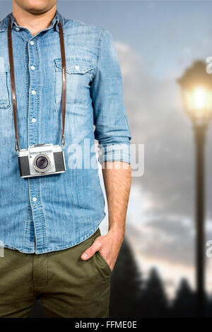 Immagine composita del hipster uomo con fotocamera digitale Foto Stock