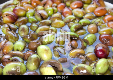 Realizzazione di green olive in un frantoio Foto Stock